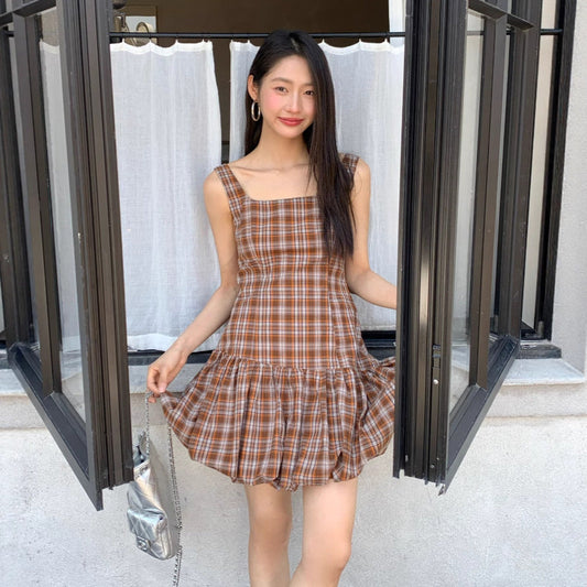 Age reduction and thin waist plaid suspender dress
