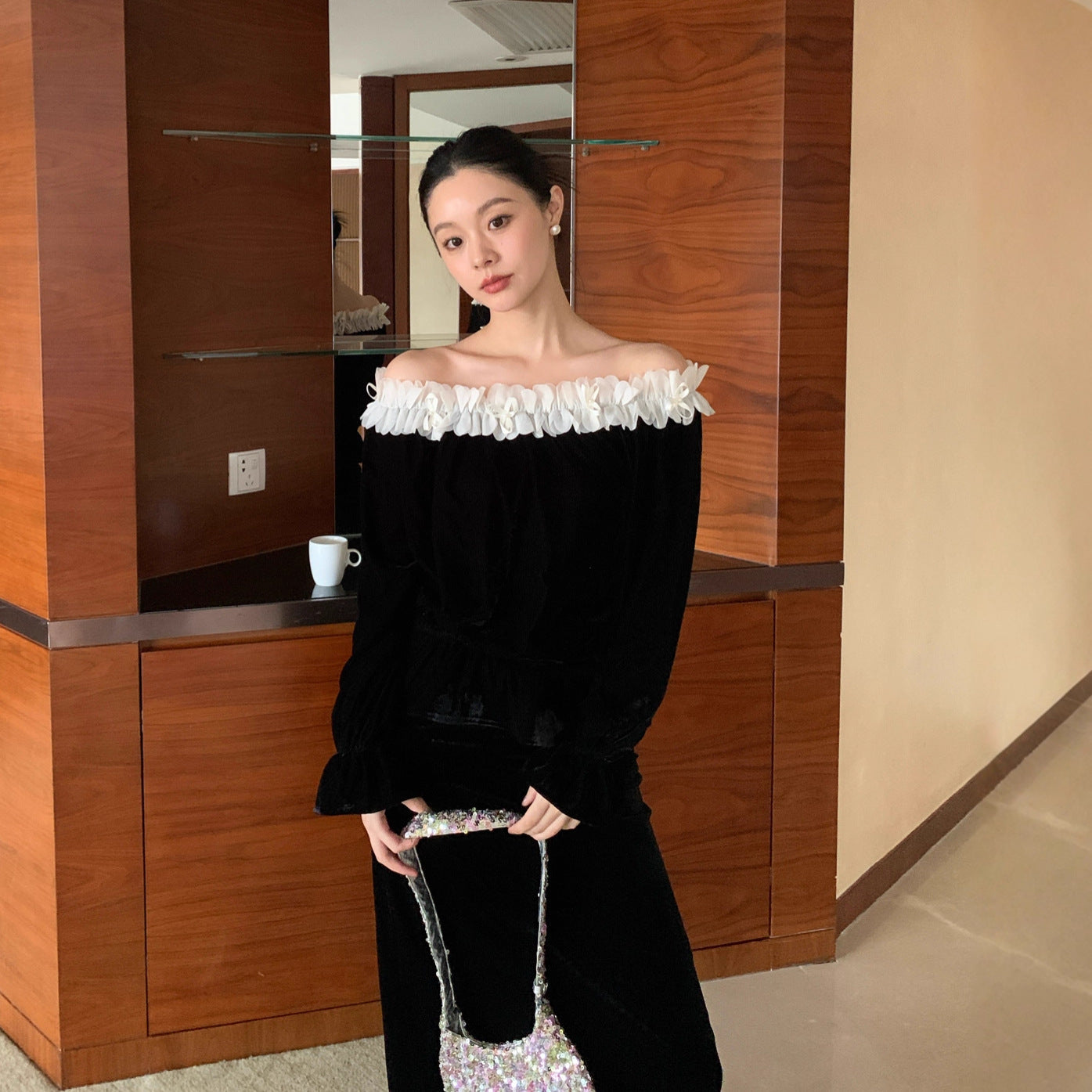 A one-shoulder velvet top with a string of shoulders spliced with fungus