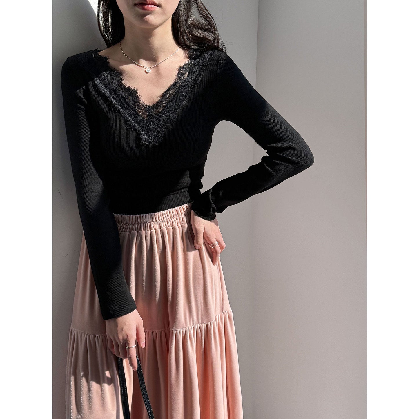 Korean gentle V-neck lace bottoming shirt women's early spring splicing knitted slim inner top