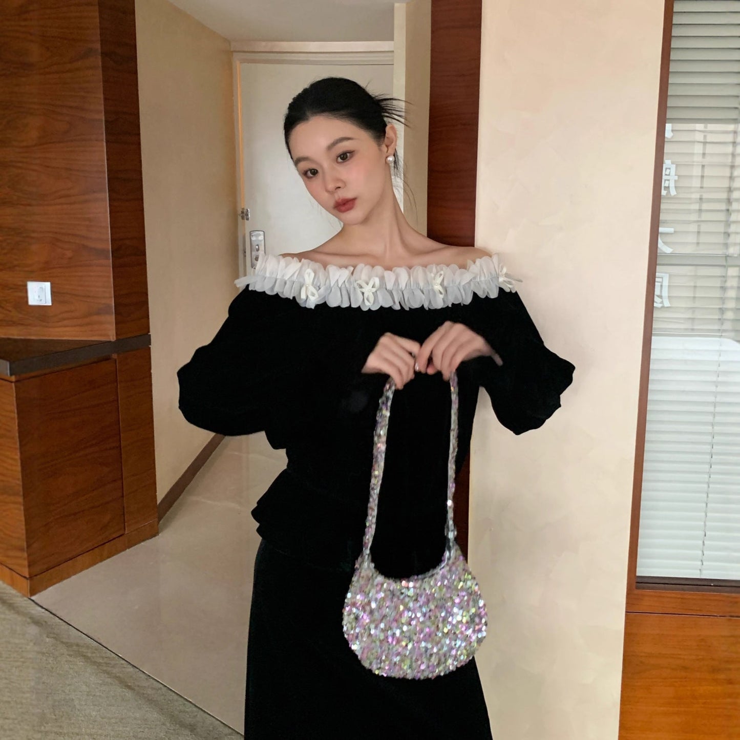 A one-shoulder velvet top with a string of shoulders spliced with fungus