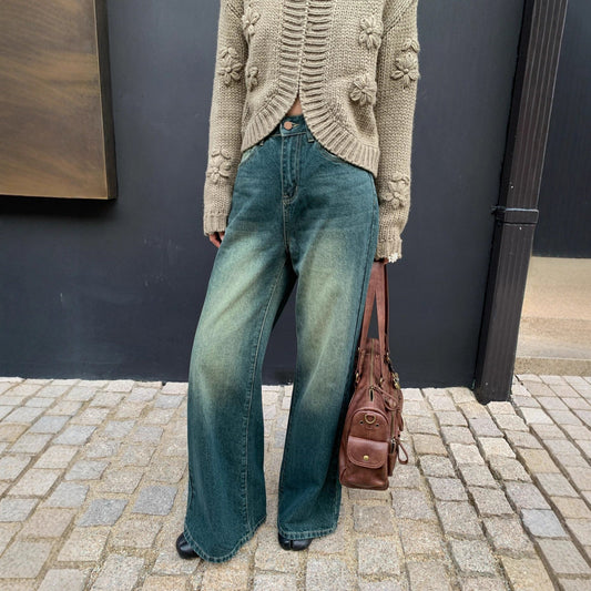 Versatile washed old high-waisted and slightly pulled jeans