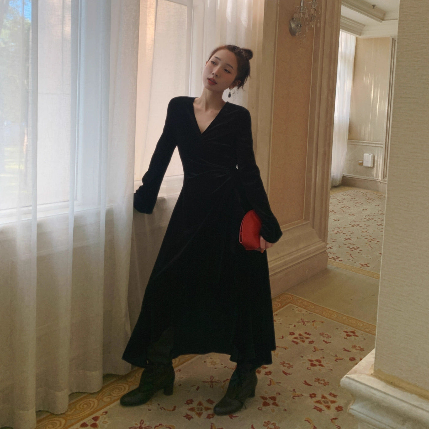 Black velvet dress with an irregular temperament at the waist