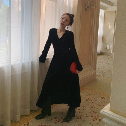 Black velvet dress with an irregular temperament at the waist