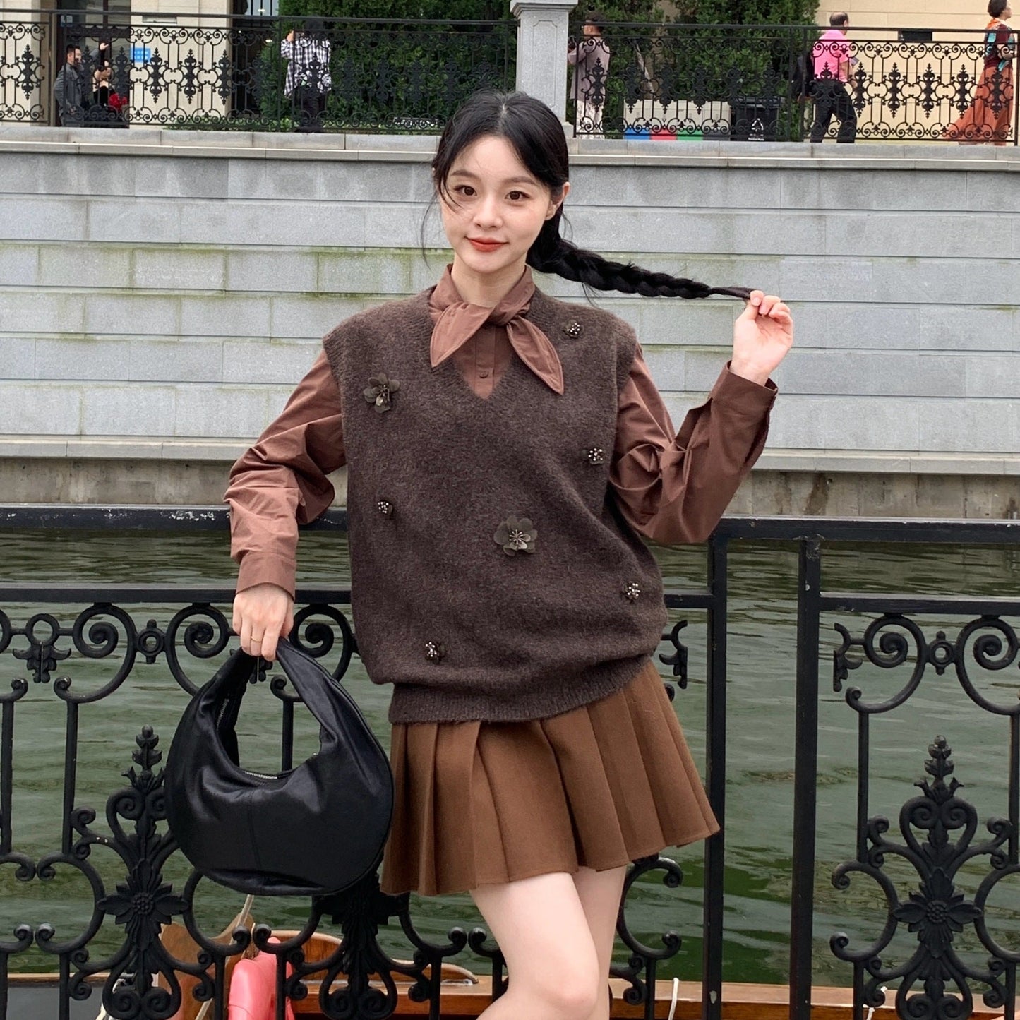 Sweet stacked three-dimensional flower wool v-neck sweater vest