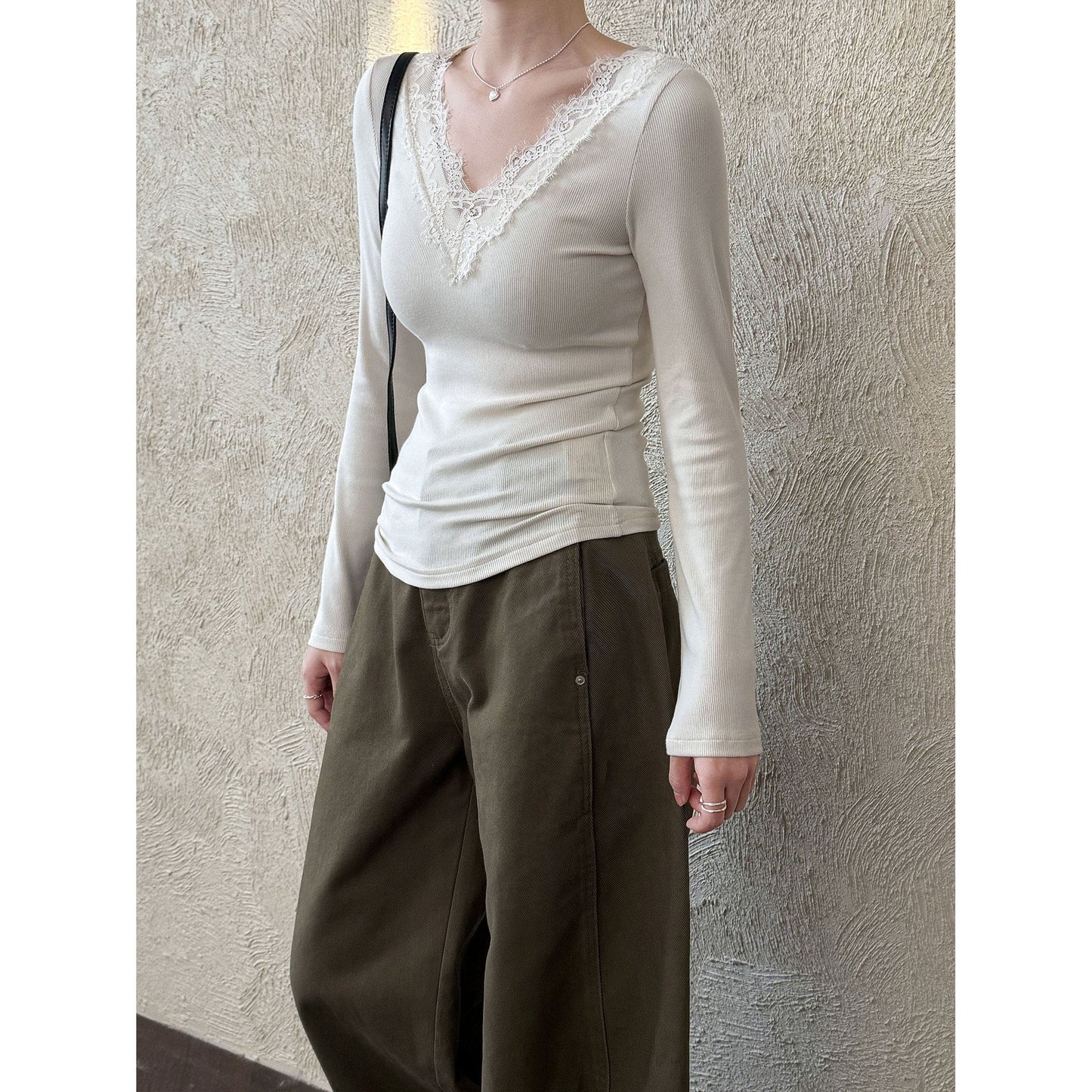 Korean gentle V-neck lace bottoming shirt women's early spring splicing knitted slim inner top