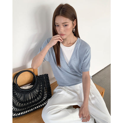 Design sense niche fake two-piece short-sleeved T-shirt spring contrast V-neck knitwear