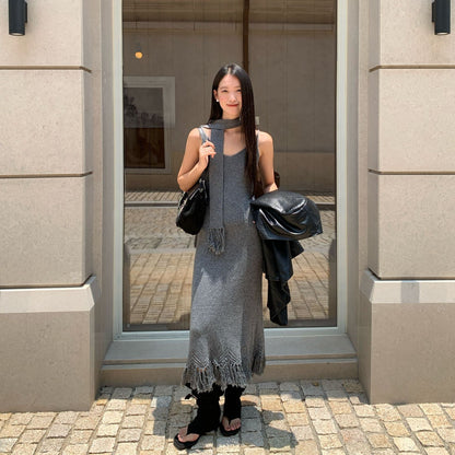 Slim-fit V-neck fringed inside with knitted suspender dress