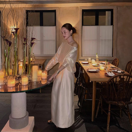In early spring, the daughter of a French celebrity has an elegant and fashionable slit skirt