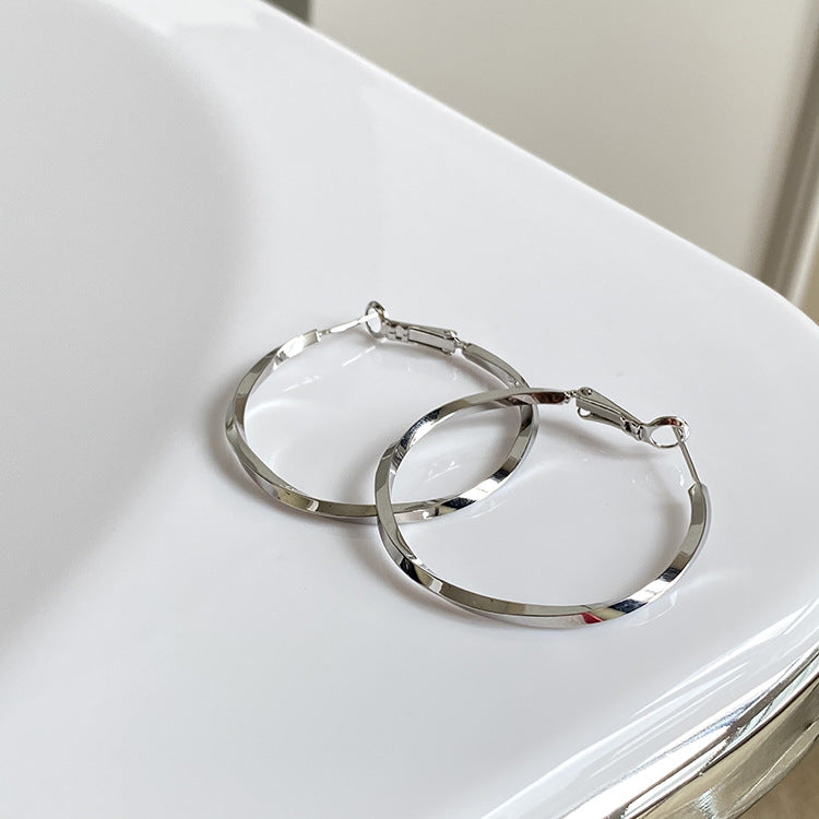 Circle earrings New trendy girl niche design earrings Korean temperament high-end light luxury jewelry