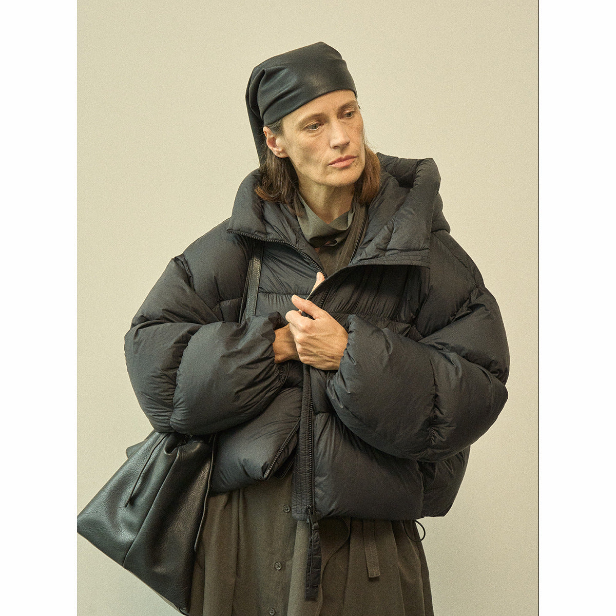 Hooded warm cloud-like light and super soft gall-free puff short down jacket