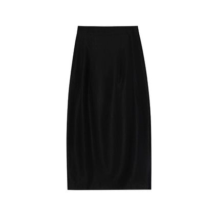 In early spring, the daughter of a French celebrity has an elegant and fashionable slit skirt