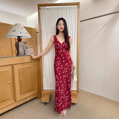 Slim-fitting lines and beautiful floral V-neck sleeveless dress