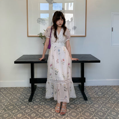 Gentle high-waisted V-neck floral cotton and linen puff sleeve dress