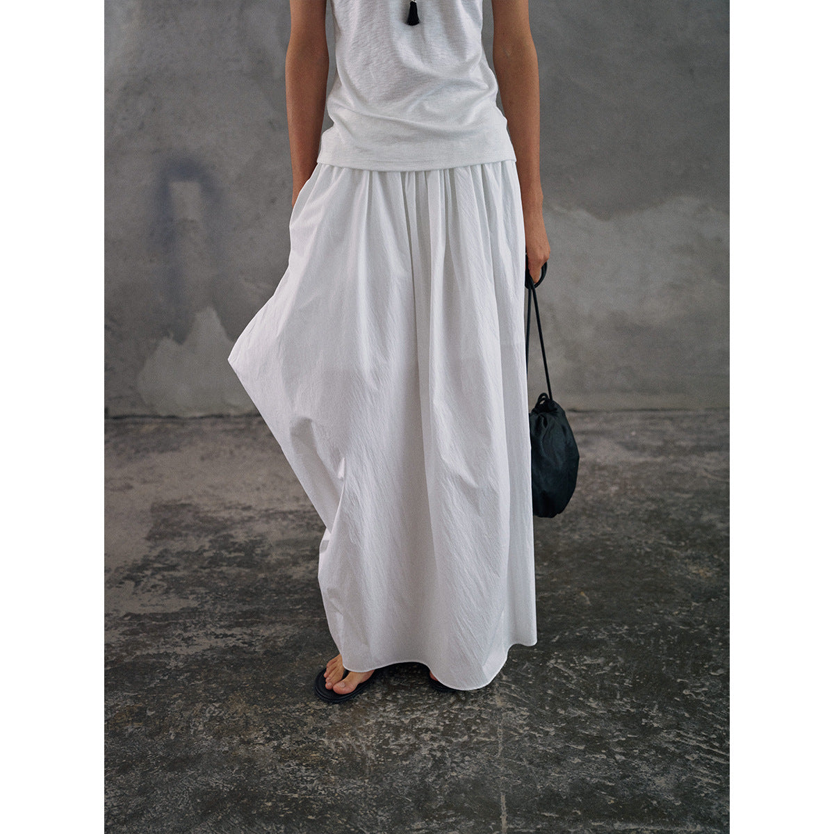 The cotton feels irregular, elastic and thin, lazy, loose pendulum medium and long skirt.