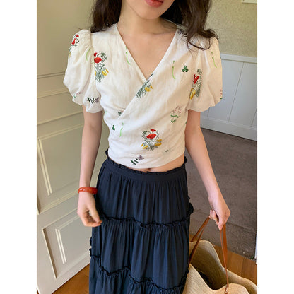 Fresh and age-reducing short one-piece strap bubble sleeve top