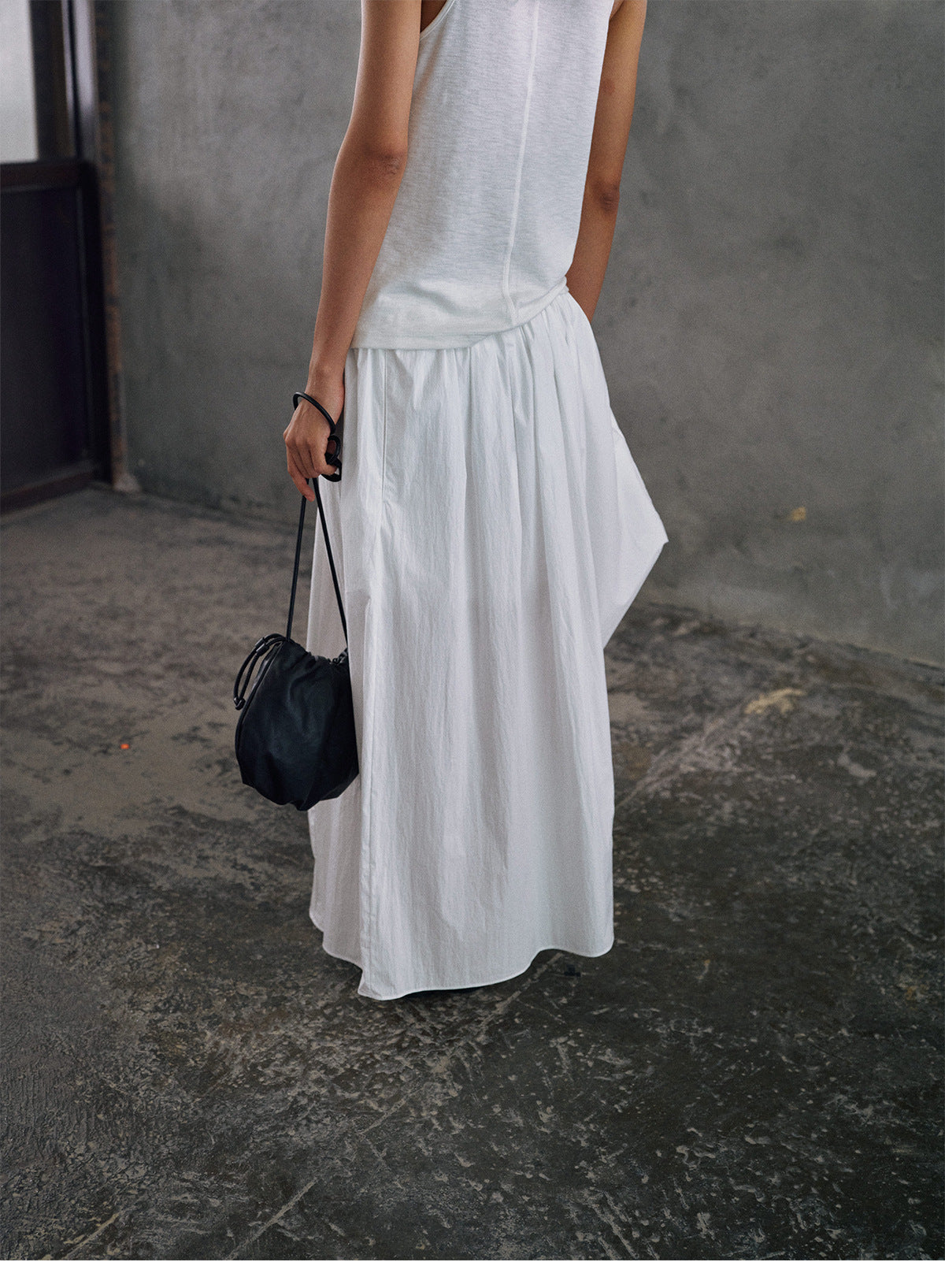 The cotton feels irregular, elastic and thin, lazy, loose pendulum medium and long skirt.