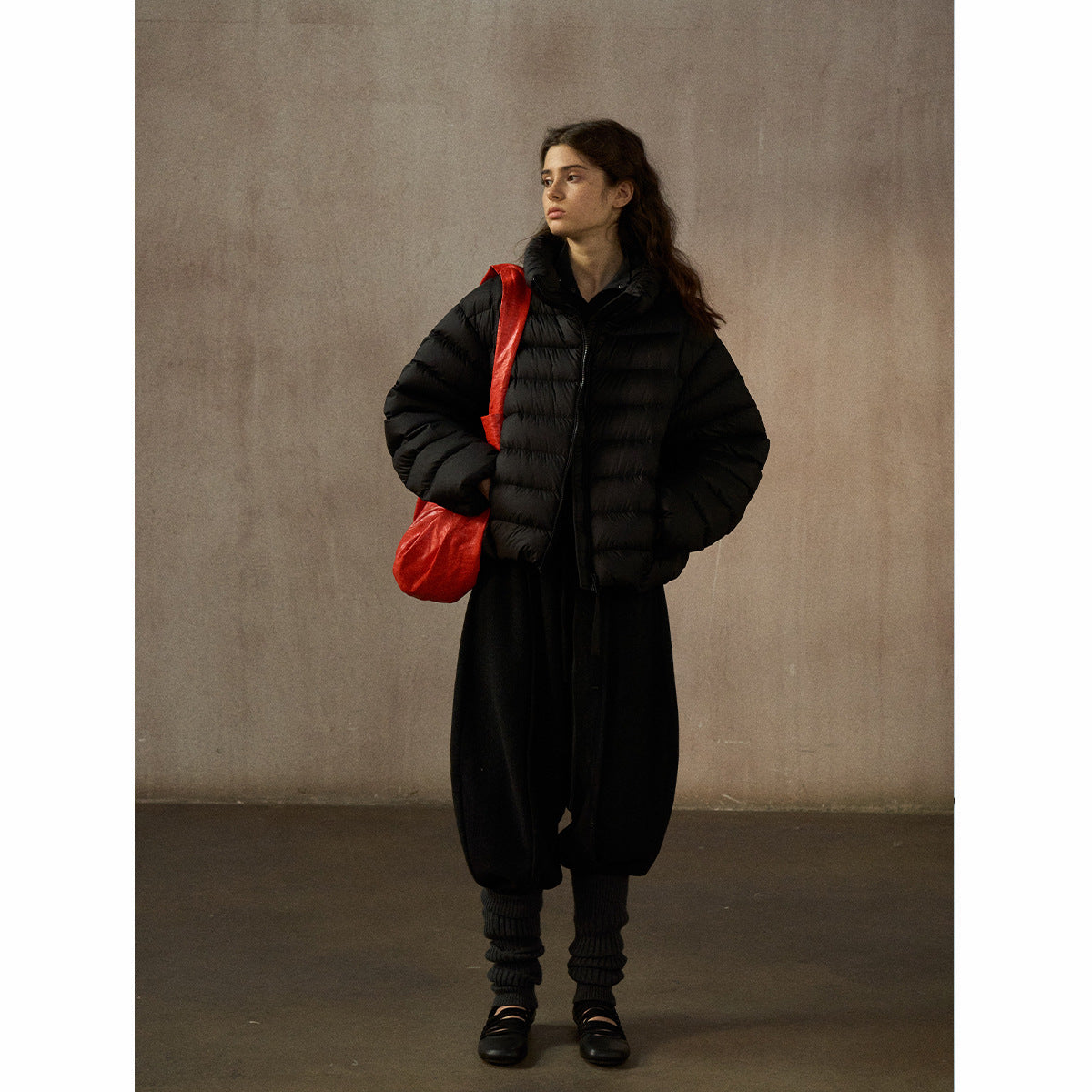 Light and warm, simple and fluffy stand-up collar ribs, quilted commuting and thin down jacket