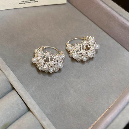 Retro pearl hollow earrings light luxury high-end ear buckle pearl flower basket personalized design unique and beautiful earrings