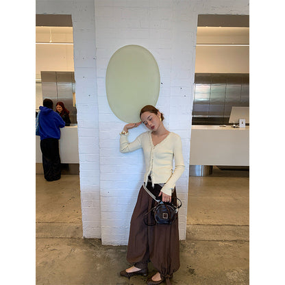 Lazy drape, slimming elastic waist, wide-leg pants