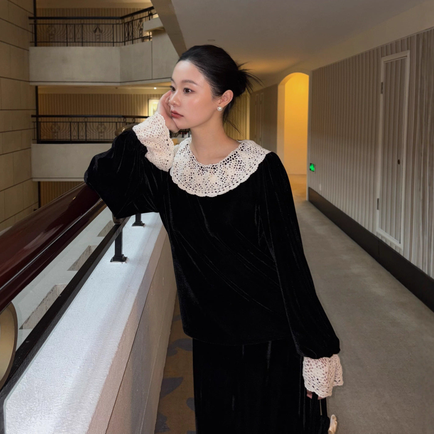 Gentle Wind Lace Splicing Long Sleeve Velvet Shirt