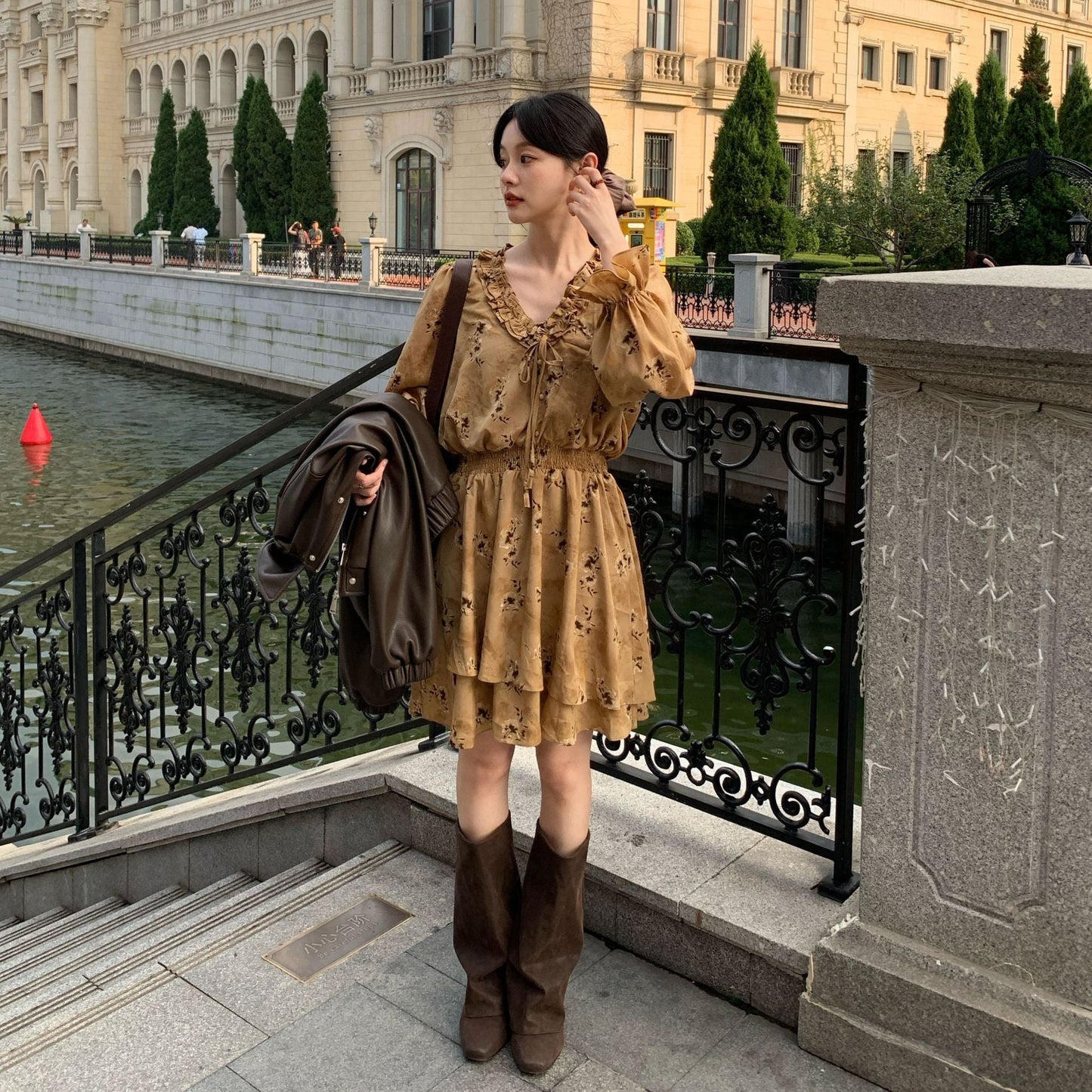 Pastoral holiday style fungus edge v-neck waist floral dress