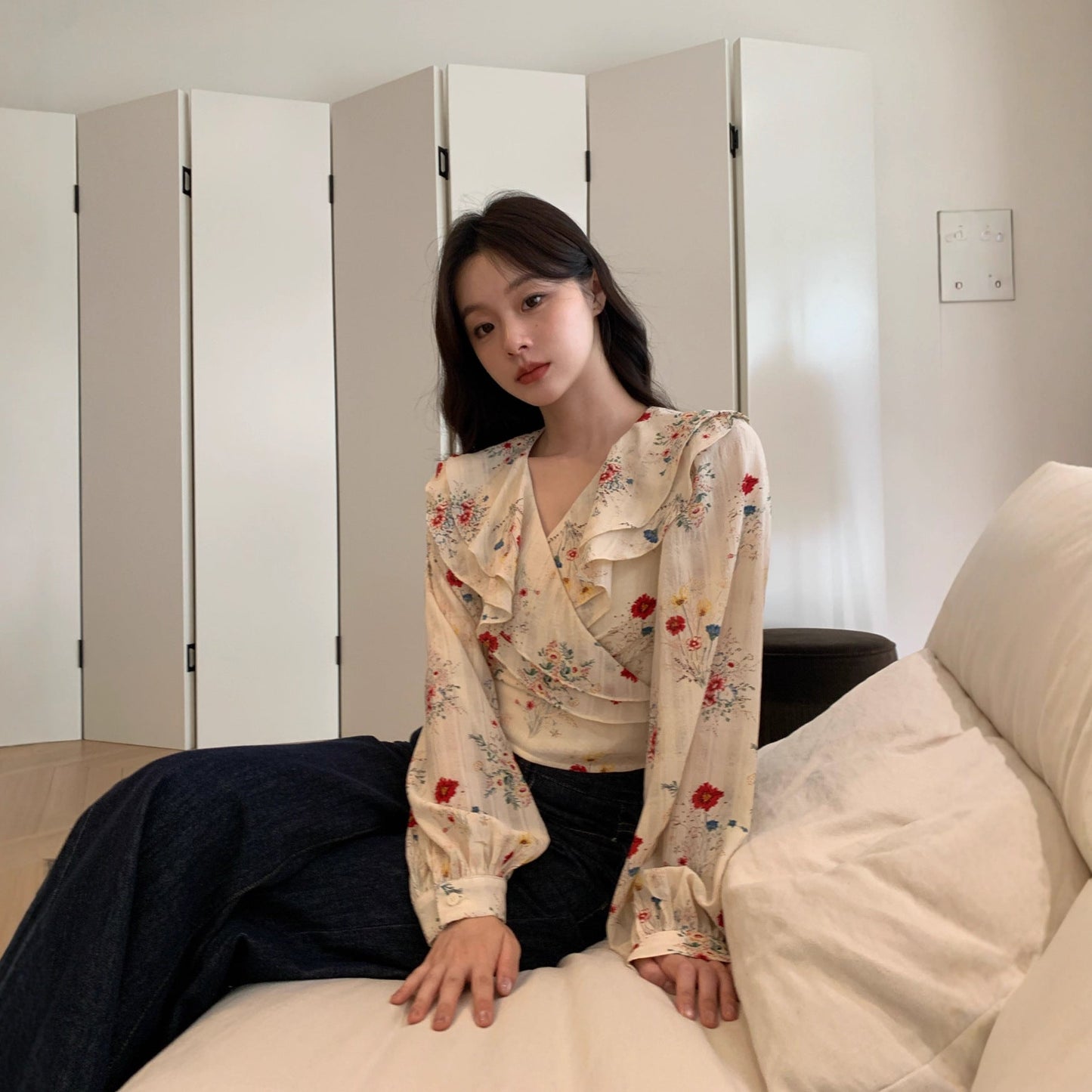Age-reducing short strap floral ruffle shirt