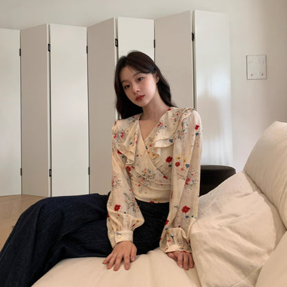 Age-reducing short strap floral ruffle shirt