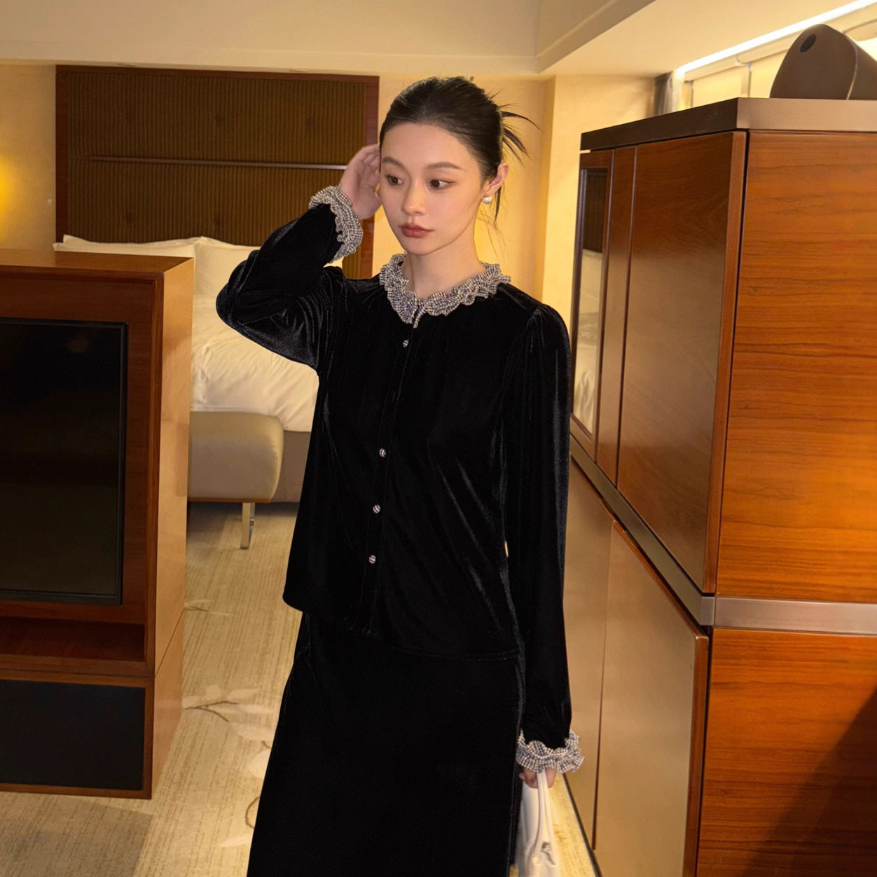 A niche design long-sleeved fungus velvet top