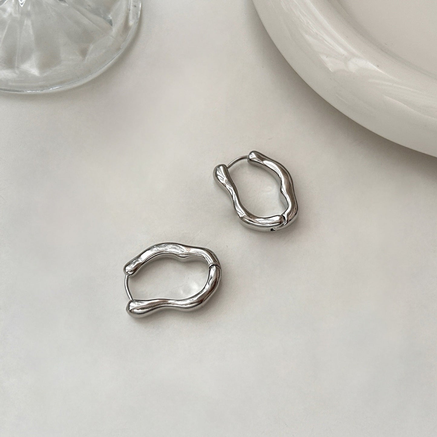 Light luxury Hong Kong style earrings women's geometric oval explosion high-end element ring earrings niche design ear buckle direct sales