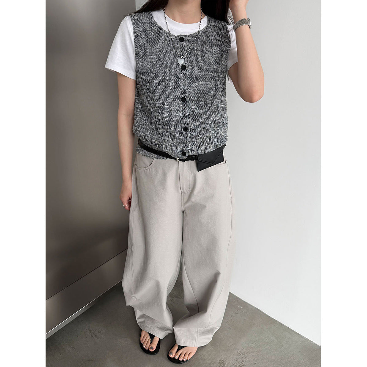 Simple and versatile sleeveless rough knitted vest