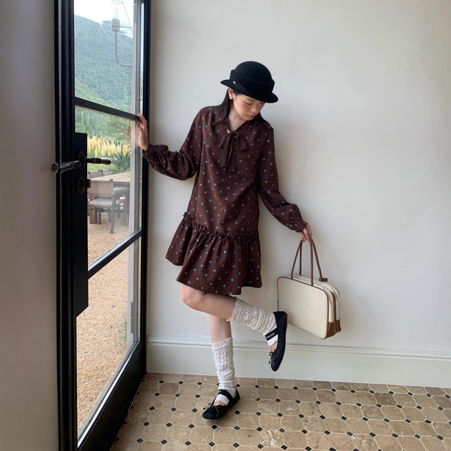 Sweet age-reducing streamer design polka dot dress