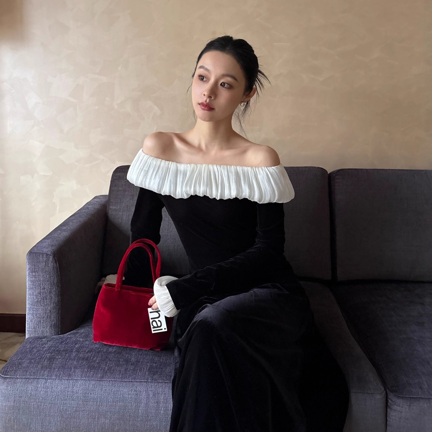 Elegant pleated slim-fitting ruffle-edged velvet shirt