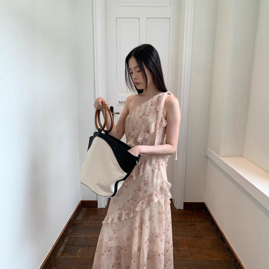 Sweet age-reducing fungus edge floral one-shoulder suspender dress