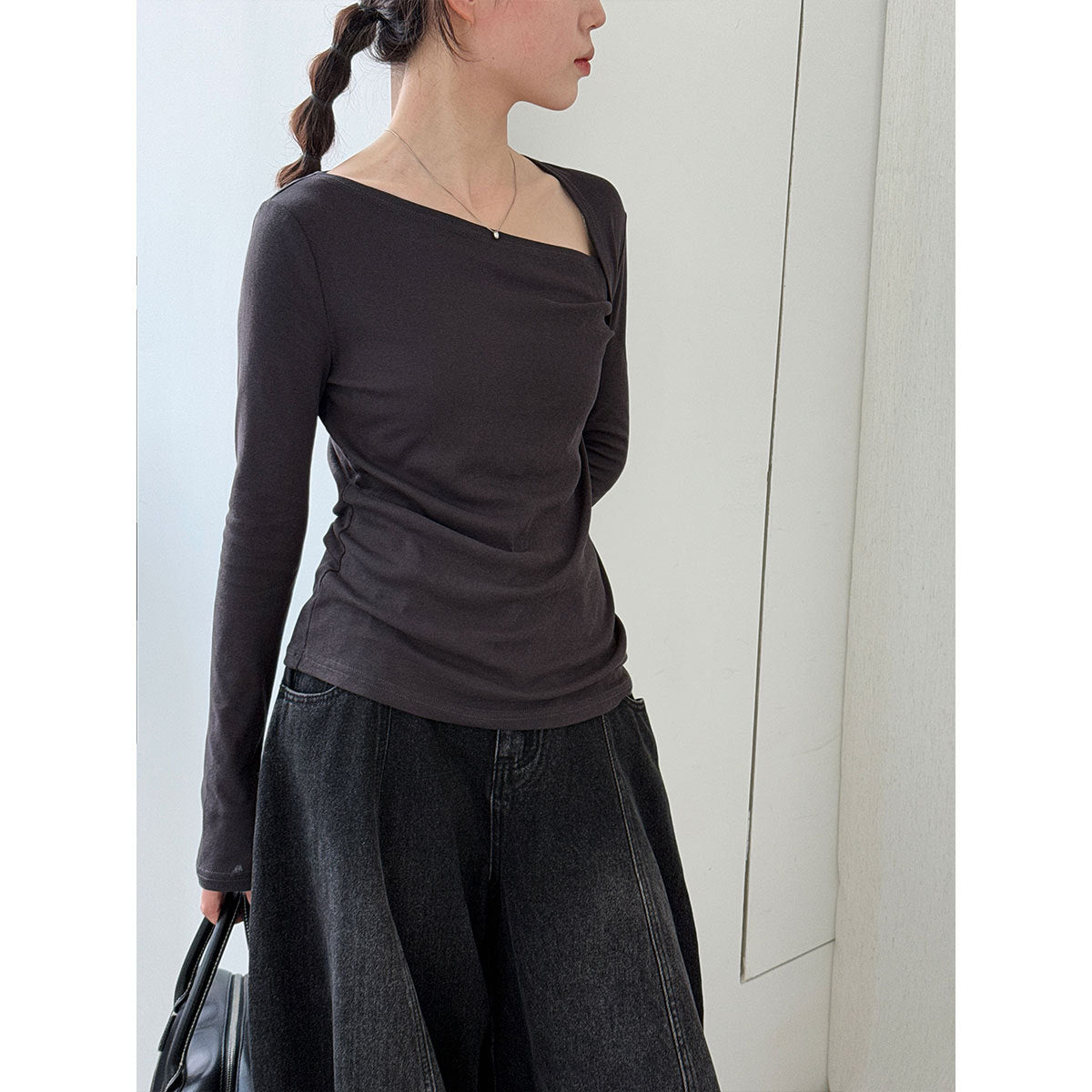 Slash shoulder design pleated bottoming shirt