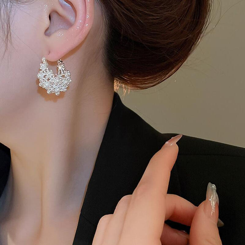 Retro pearl hollow earrings light luxury high-end ear buckle pearl flower basket personalized design unique and beautiful earrings