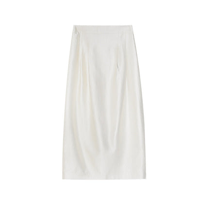 In early spring, the daughter of a French celebrity has an elegant and fashionable slit skirt