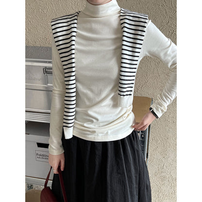 The new spring model is layered with a slim and simple inner soft waxy top
