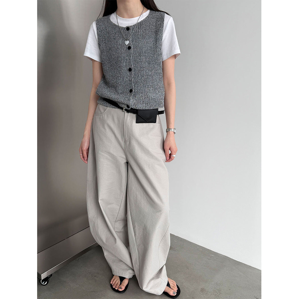 Simple and versatile sleeveless rough knitted vest