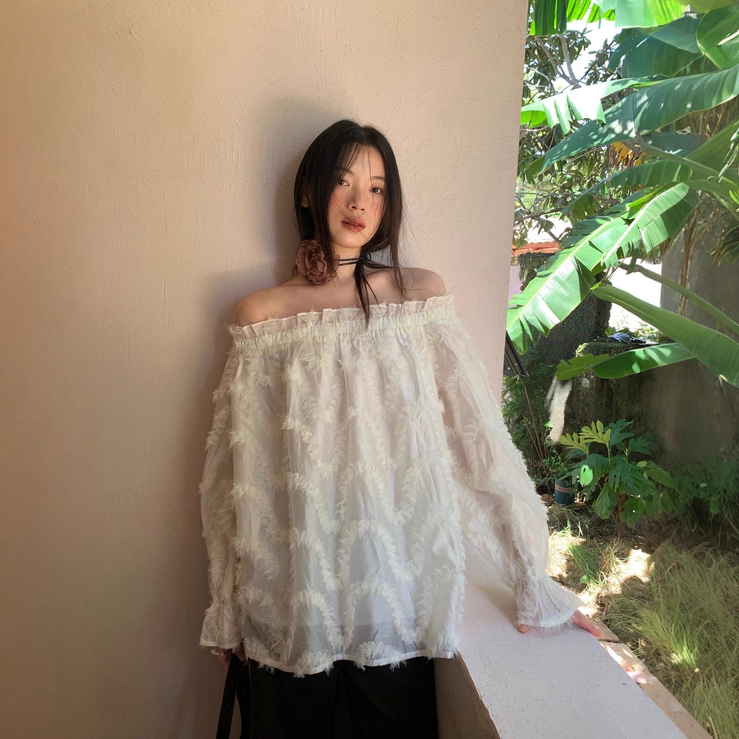 Age reduction heavy industry lace shoulder top
