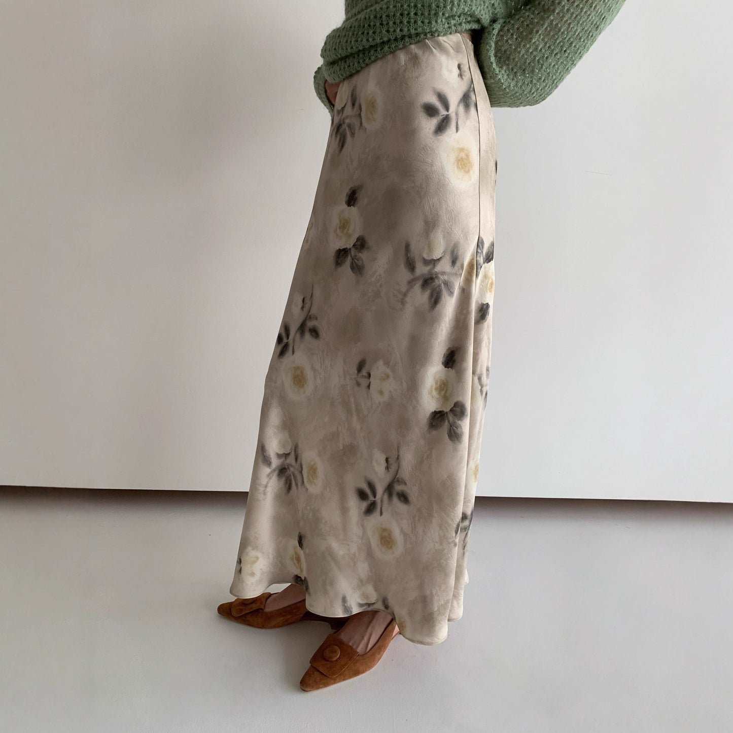 Rich and elegant hip-wrapped temperament printed satin skirt for women