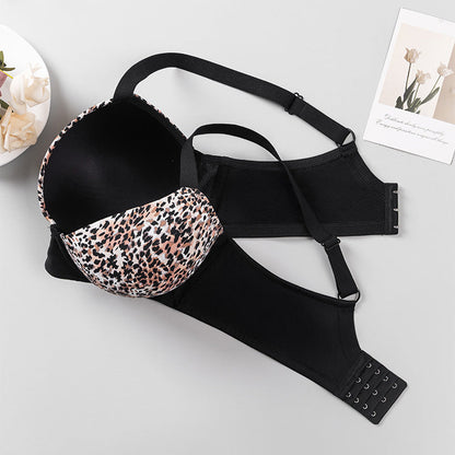 Anti-sagging and closed breast bras gather and appear small