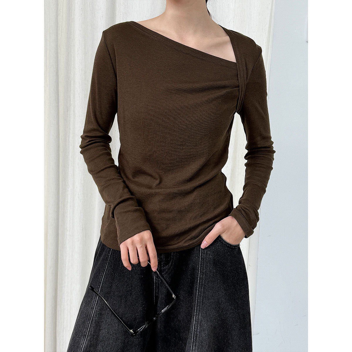 Slash shoulder design pleated bottoming shirt