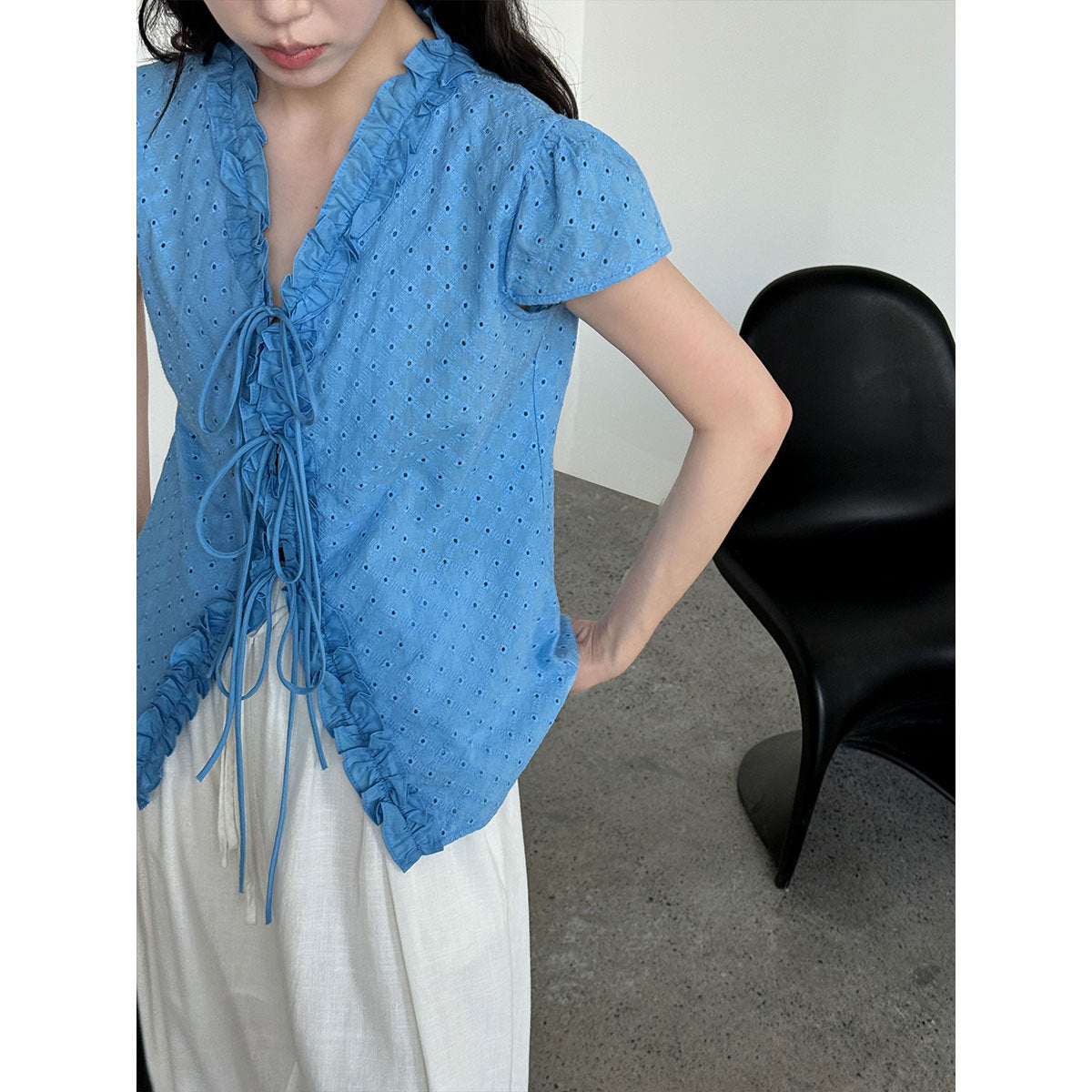 French sweet fungus edge V-neck short-sleeved women's summer new hollow embroidered strap shirt