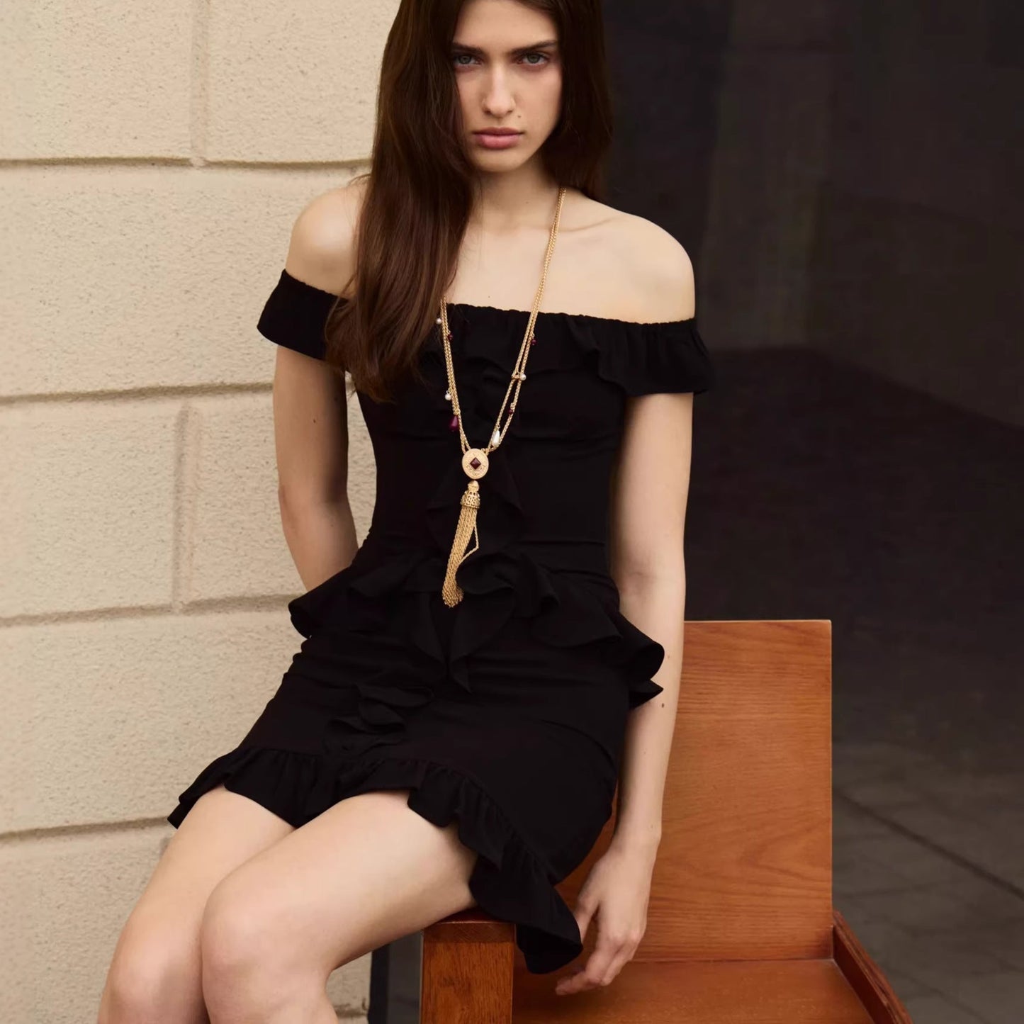 Sexy one-word shoulder dress slim-fitting ruffle edge short skirt wind waist hip skirt