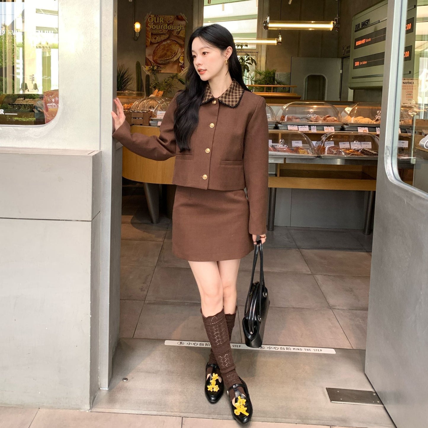 Age-reducing short skirt, high waist and thin three-point solid color skirt