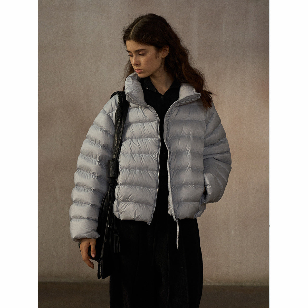 Light and warm, simple and fluffy stand-up collar ribs, quilted commuting and thin down jacket