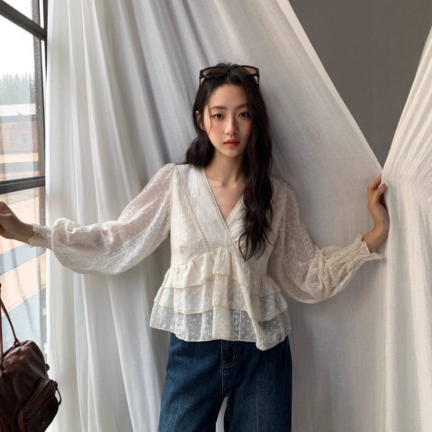 Chic design ruffled long-sleeved v-neck shirt