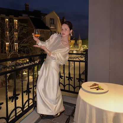 In early spring, the daughter of a French celebrity has an elegant and fashionable slit skirt