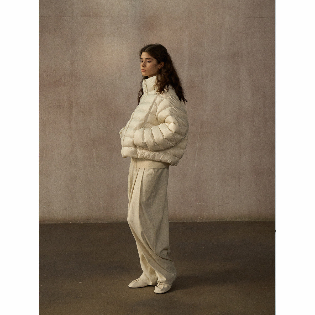 Light and warm, simple and fluffy stand-up collar ribs, quilted commuting and thin down jacket