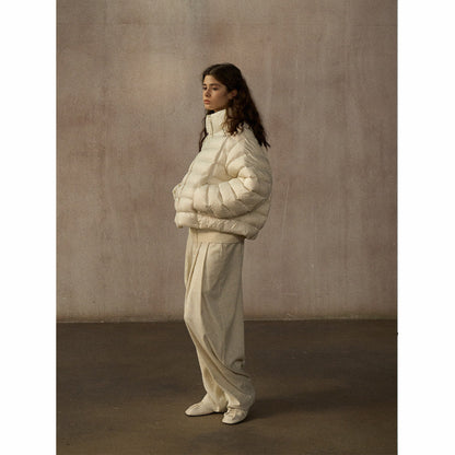 Light and warm, simple and fluffy stand-up collar ribs, quilted commuting and thin down jacket